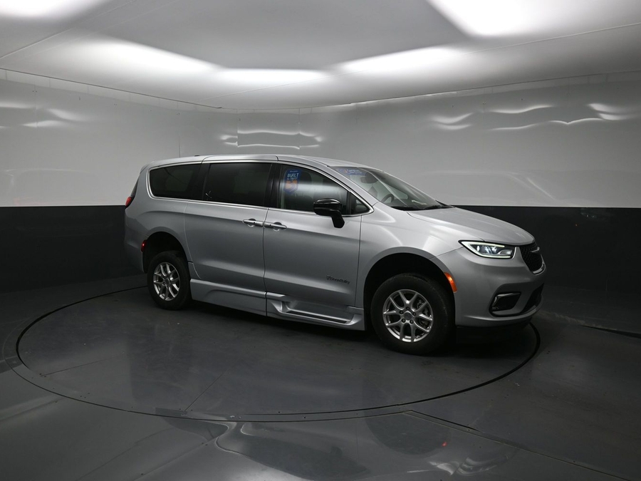 Silver Chrysler Pacifica image number 11
