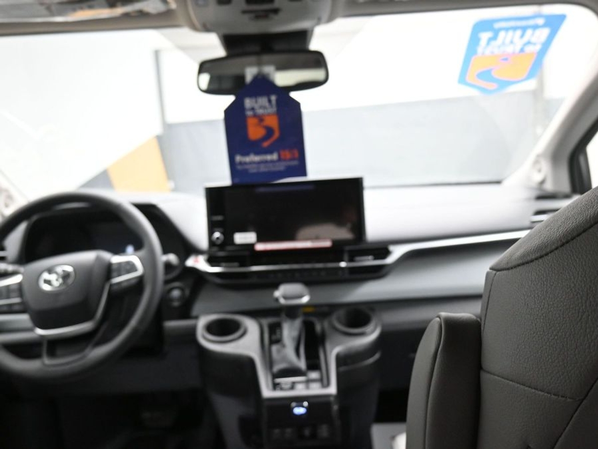 2025 TOYOTA SIENNA - Image 13