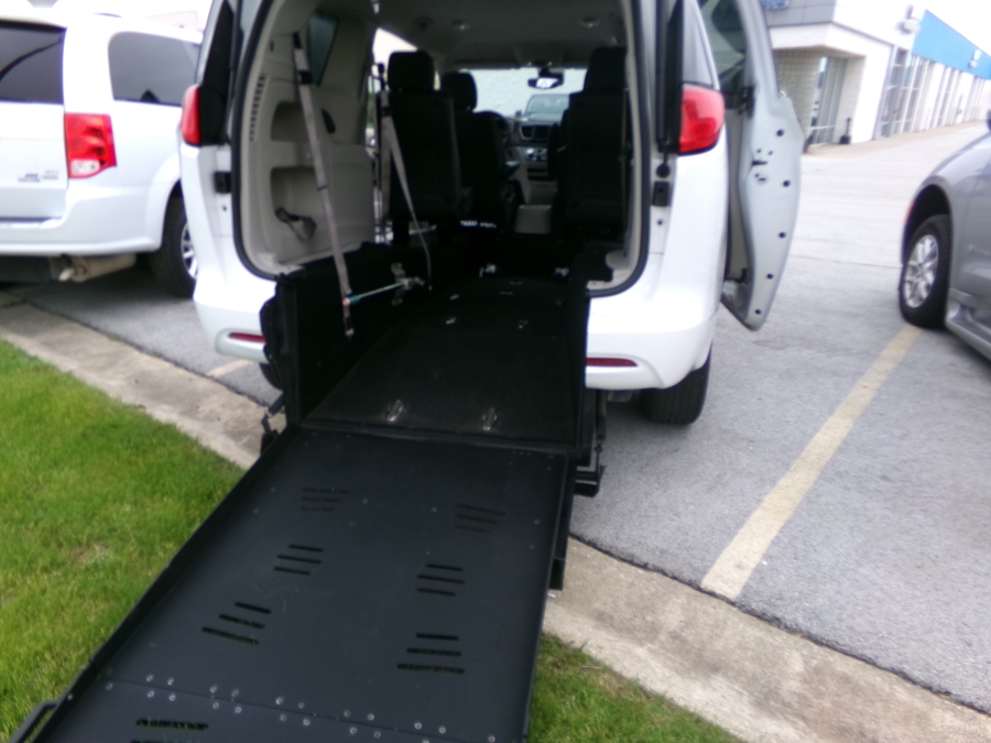 White Chrysler Voyager image number 23
