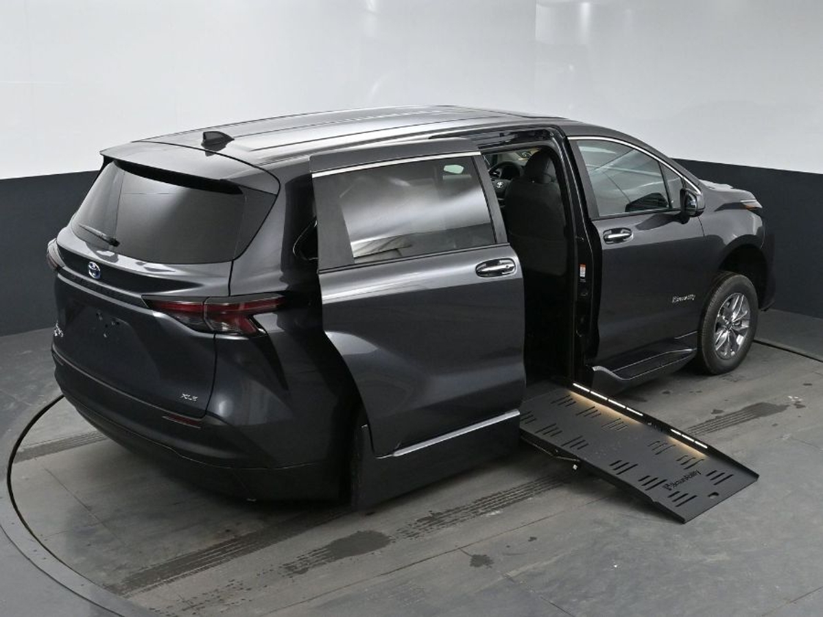 Grey Toyota Sienna image number 19