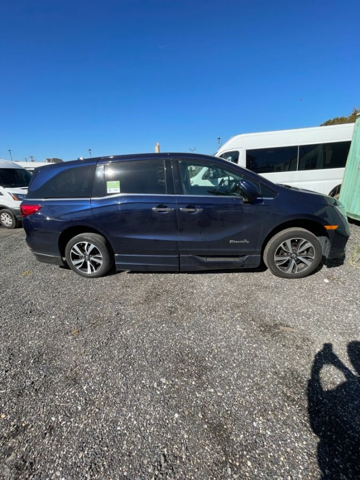 Blue Honda Odyssey image number 12