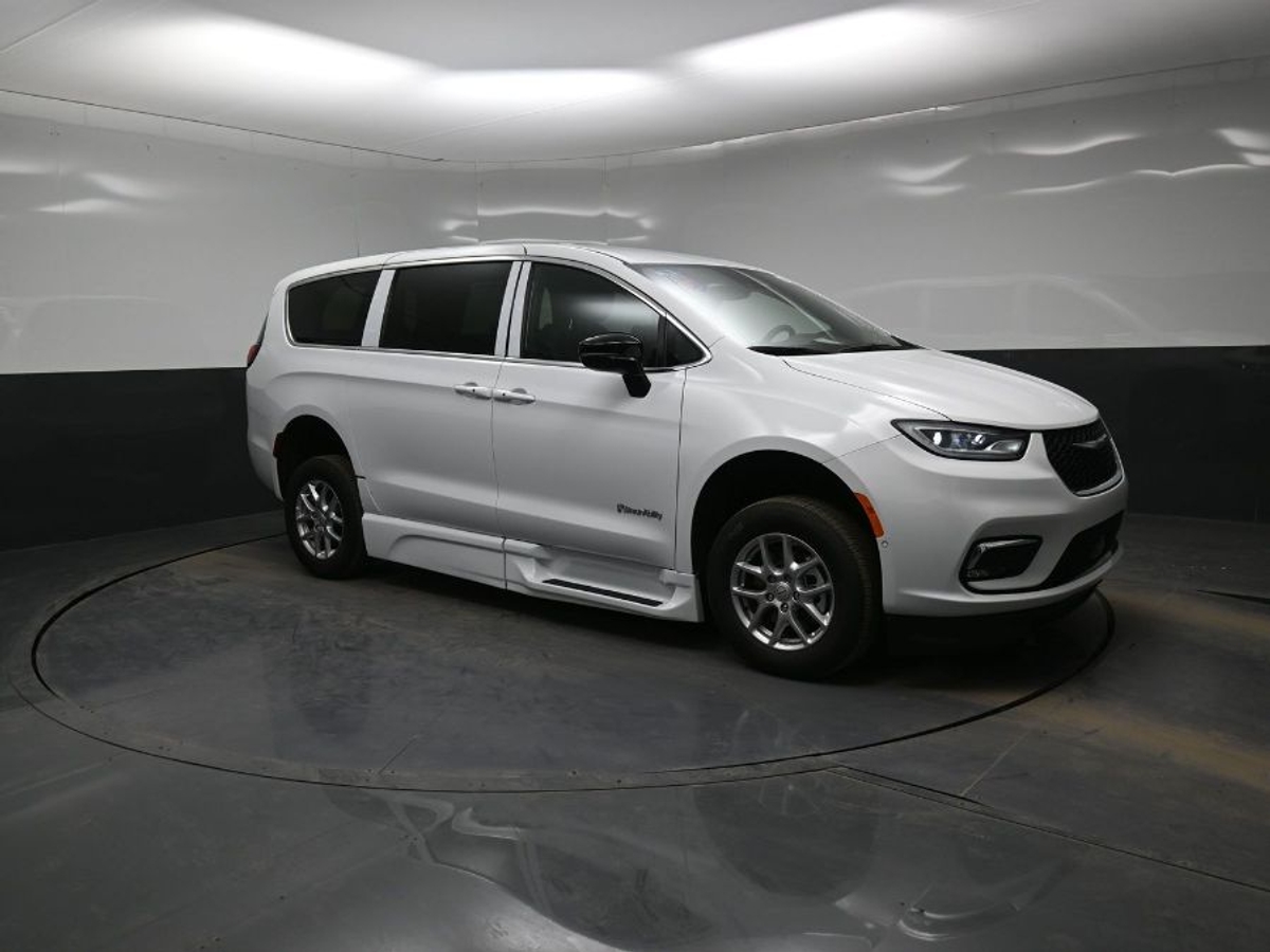White Chrysler Pacifica image number 17