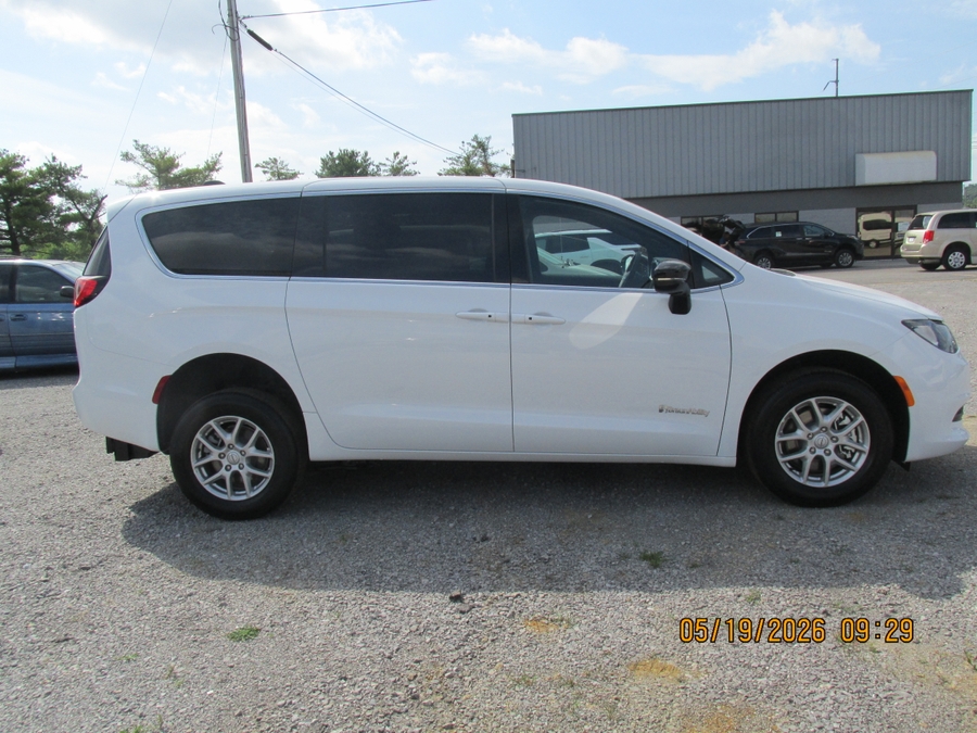 White Chrysler Voyager image number 5