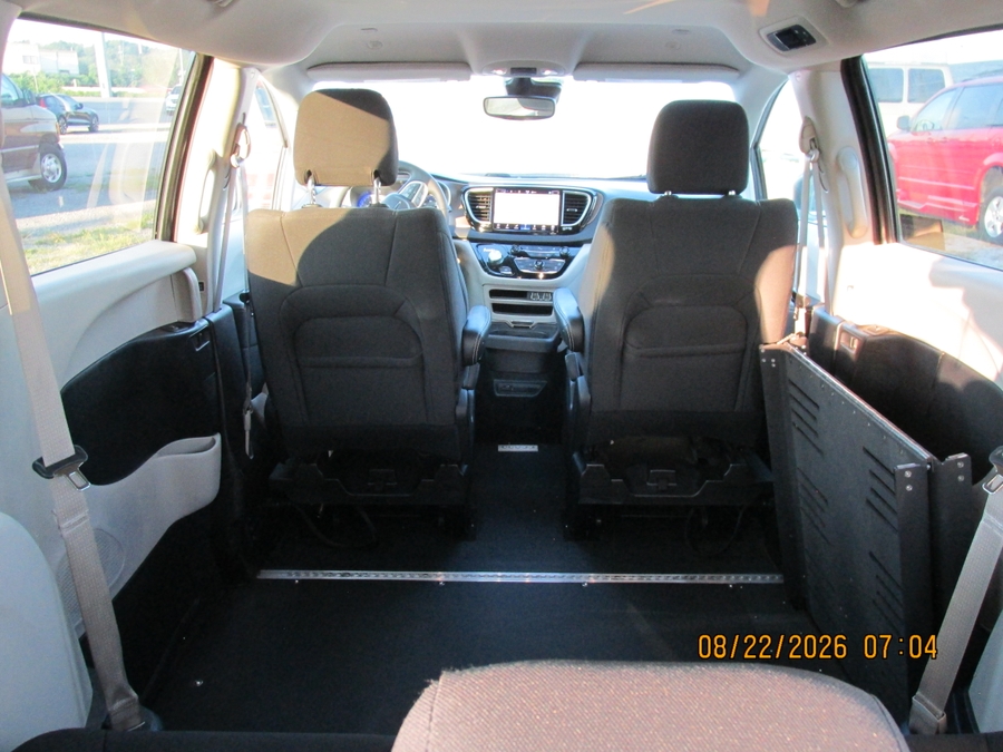 Granite Crystal Metallic Chrysler Voyager image number 4