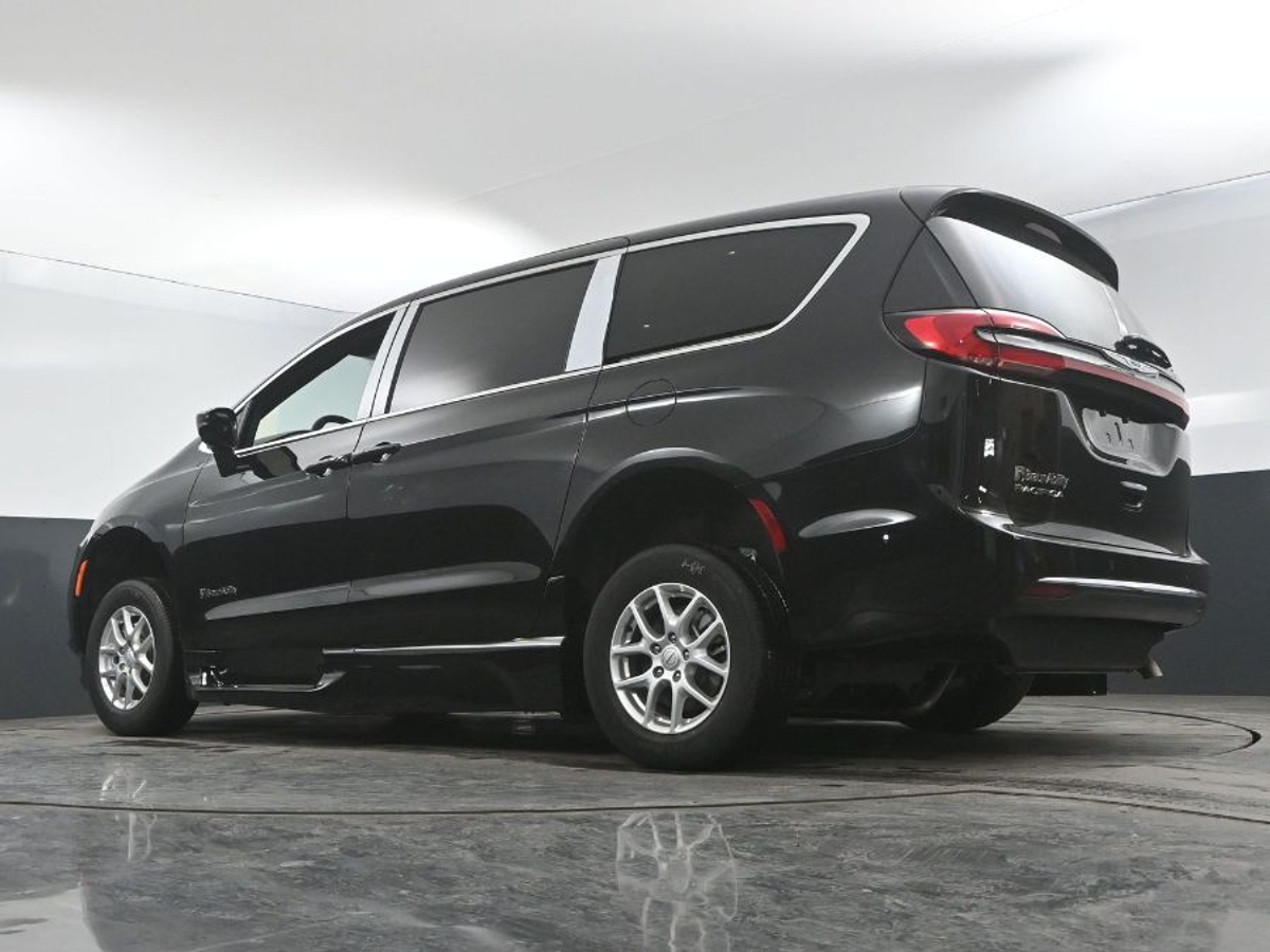 Black Chrysler Pacifica image number 20