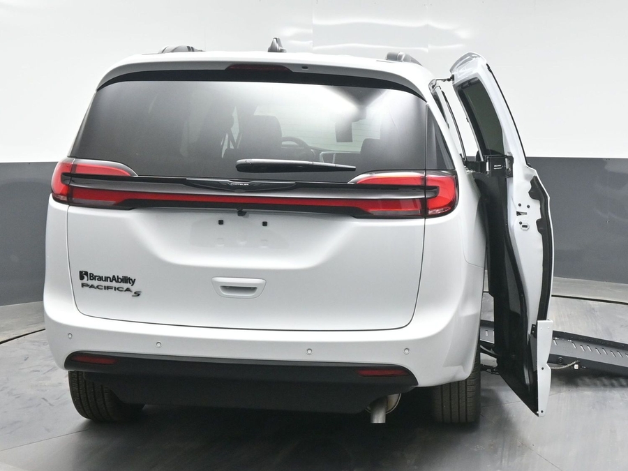 New 2026 Chrysler Pacifica Select Sport - BraunAbility Side Entry Entry Fold Out Automatic Ramp