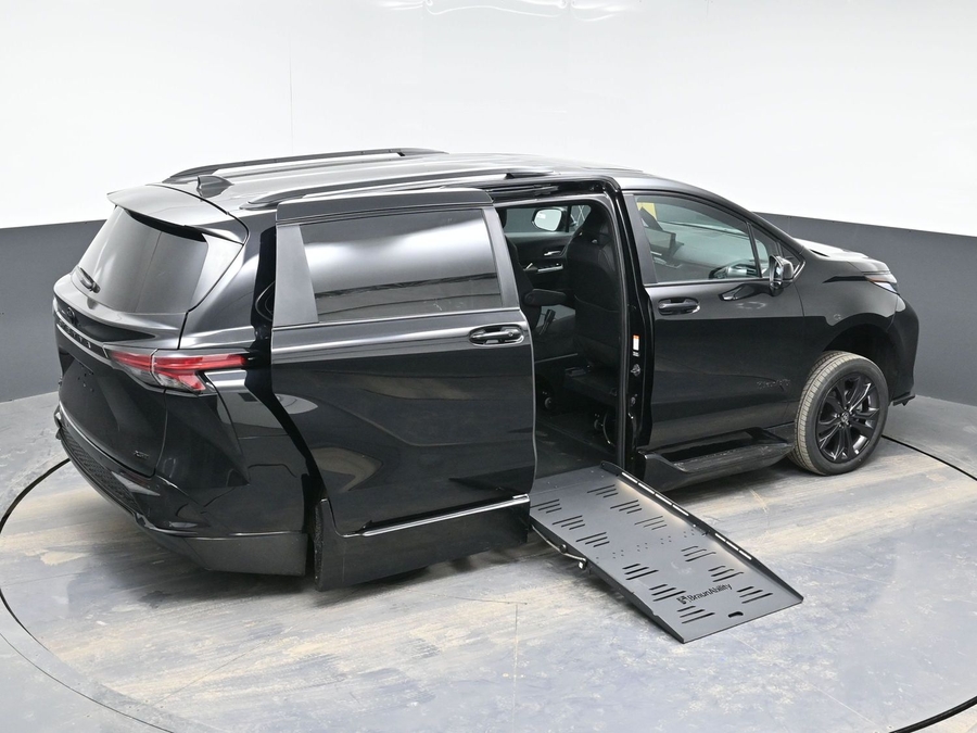 Black Toyota Sienna image number 25