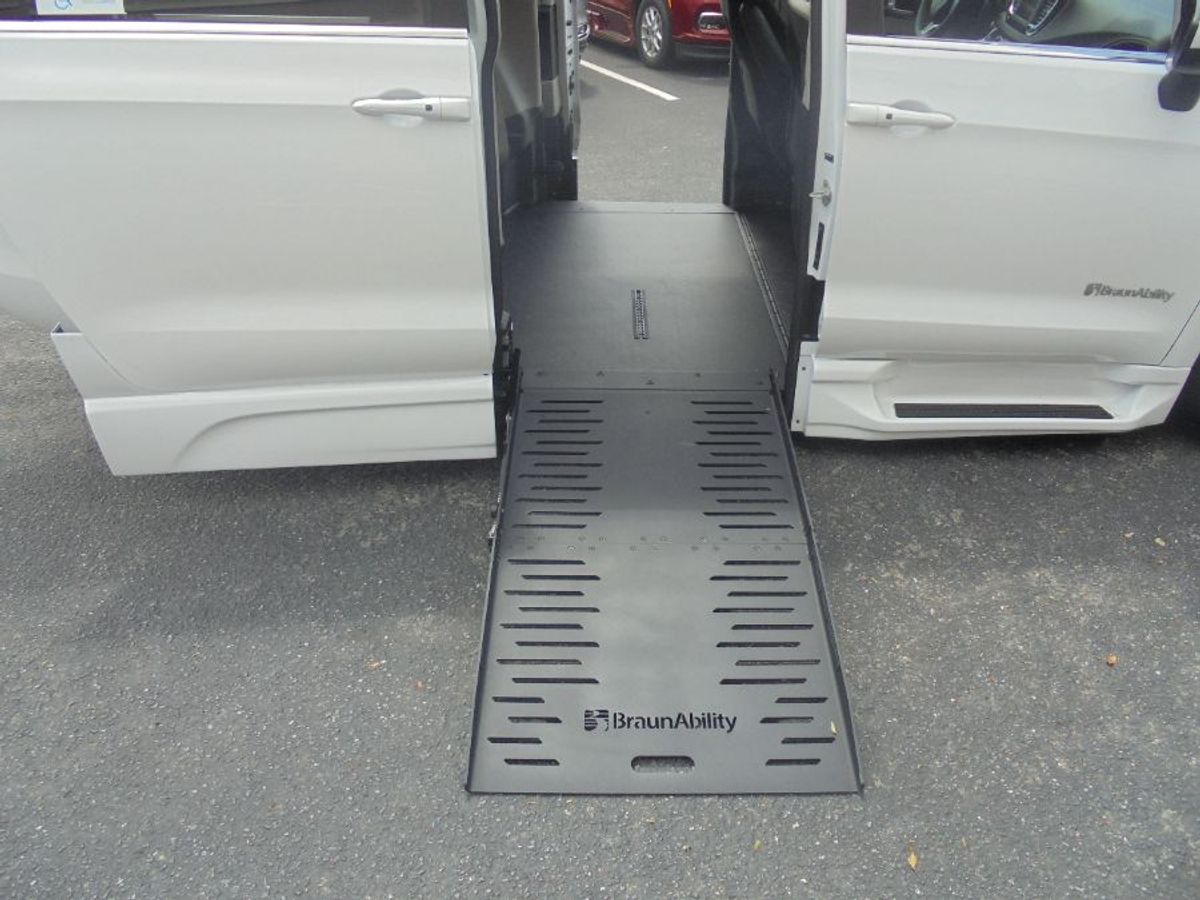White Chrysler Voyager image number 16