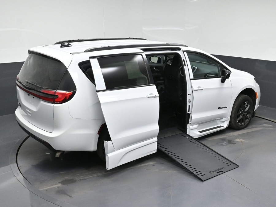 White Chrysler Pacifica image number 18