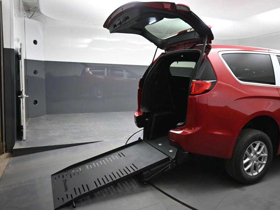 Red Chrysler Voyager image number 10