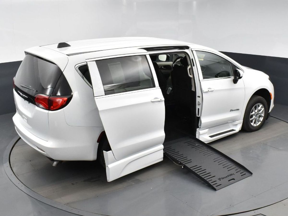 White Chrysler Voyager image number 16
