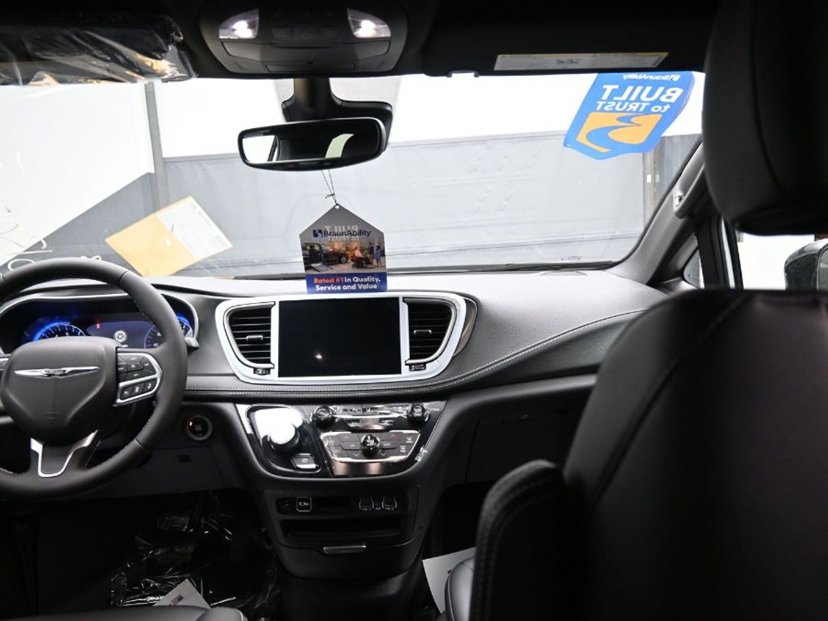 White Chrysler Pacifica image number 12