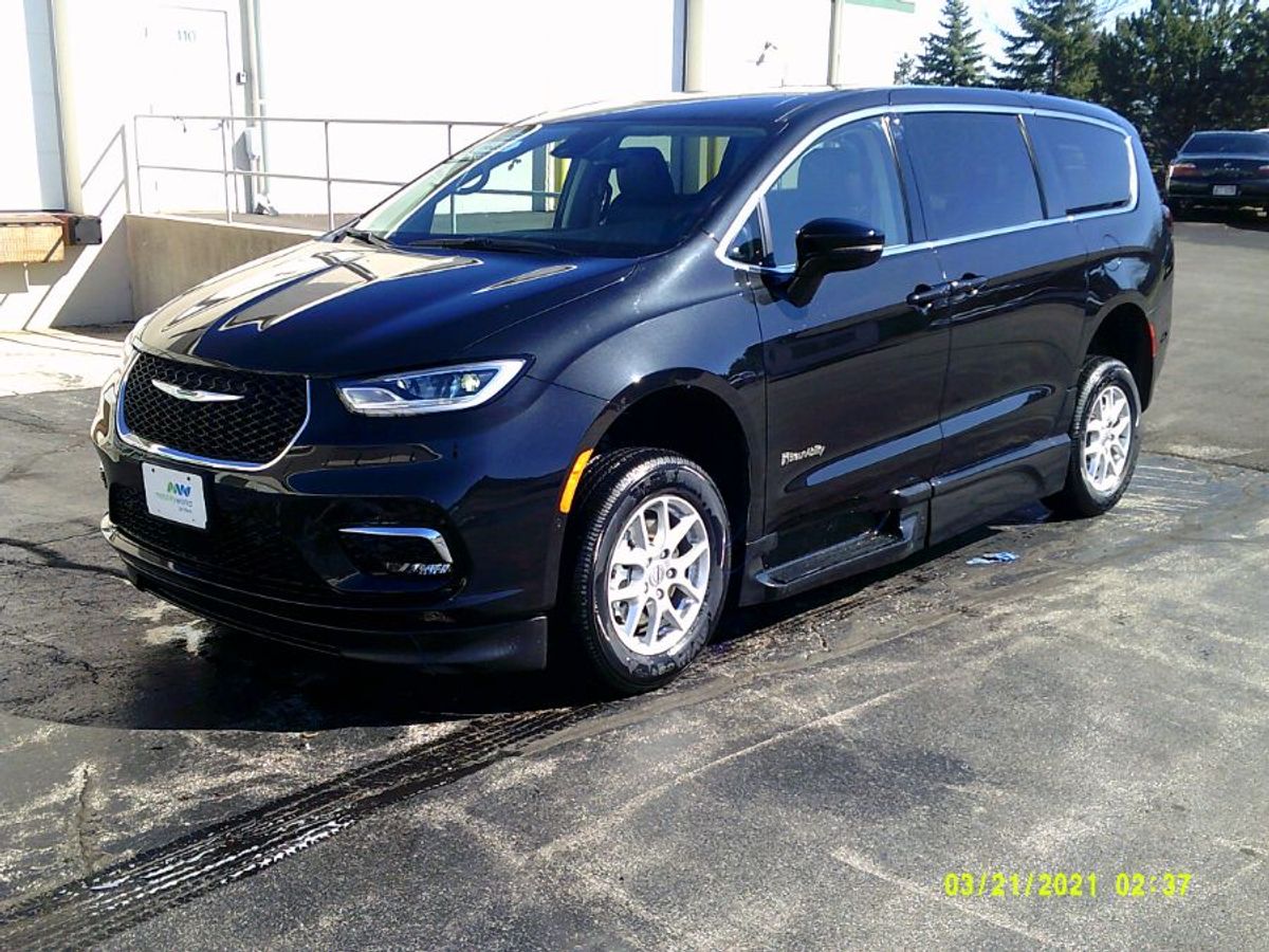 Black Chrysler Pacifica image number 3