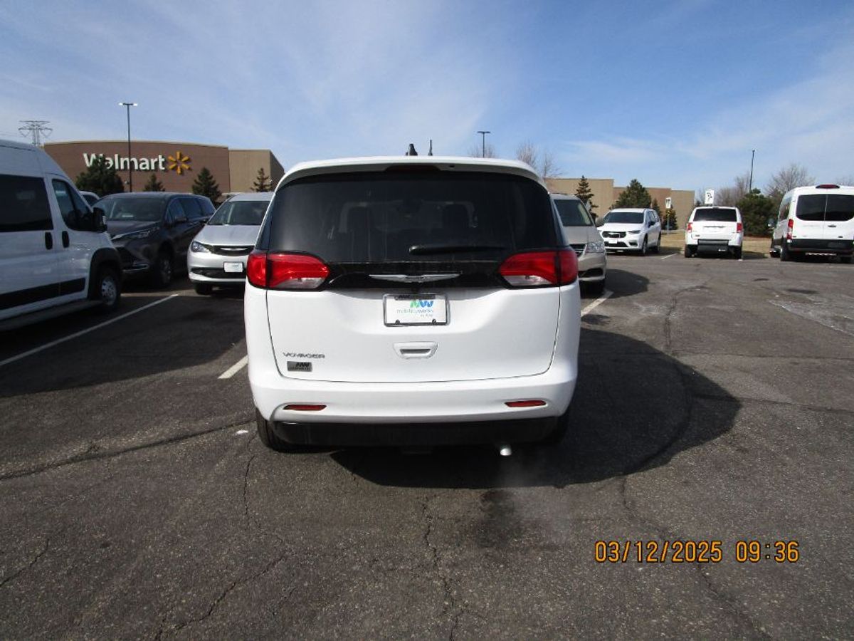 White Chrysler Voyager image number 11