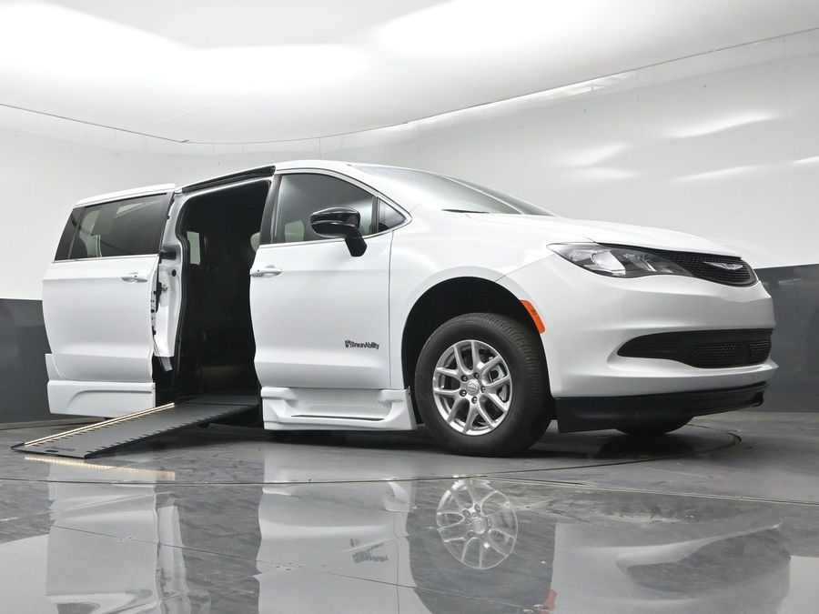 White Chrysler Voyager image number 16