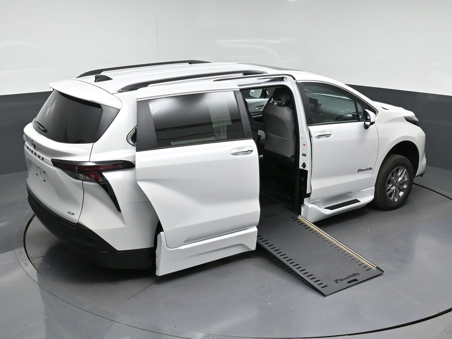 White Toyota Sienna image number 14