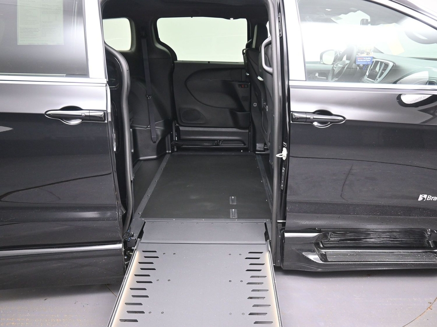New 2026 Chrysler Pacifica Select Plus - BraunAbility Side Entry In Floor Automatic Ramp