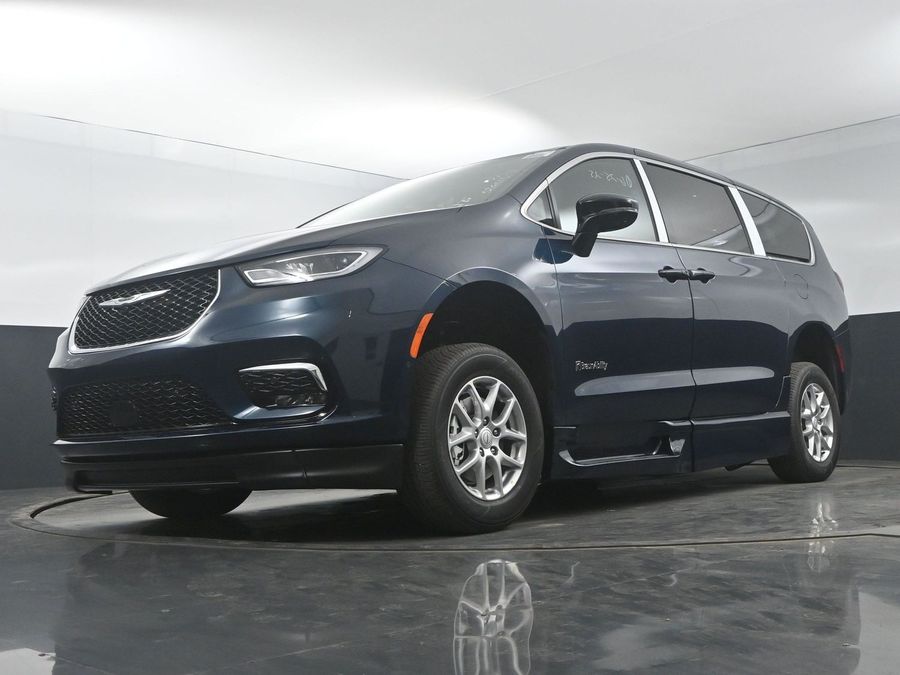 New 2025 Chrysler Pacifica Select Safety - BraunAbility Side Entry Entry In Floor Automatic Ramp