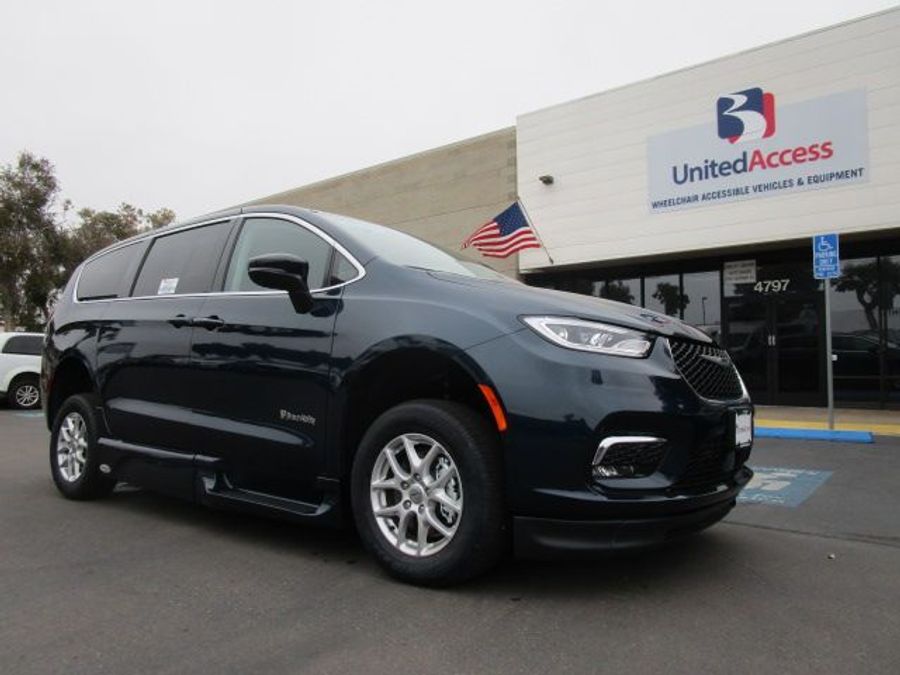 New 2025 Chrysler Pacifica Select Safety - BraunAbility Side Entry Entry In Floor Automatic Ramp