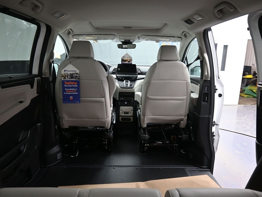 White Honda Odyssey image number 14