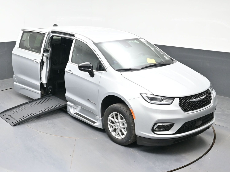 New 2026 Chrysler Pacifica Select Safety - BraunAbility Side Entry Entry Fold Out Automatic Ramp