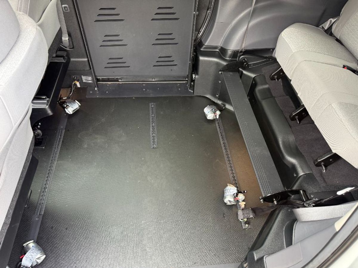 White Toyota Sienna image number 13