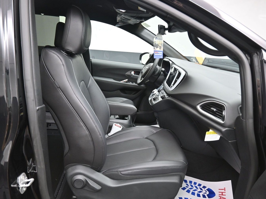 Black Chrysler Voyager image number 8