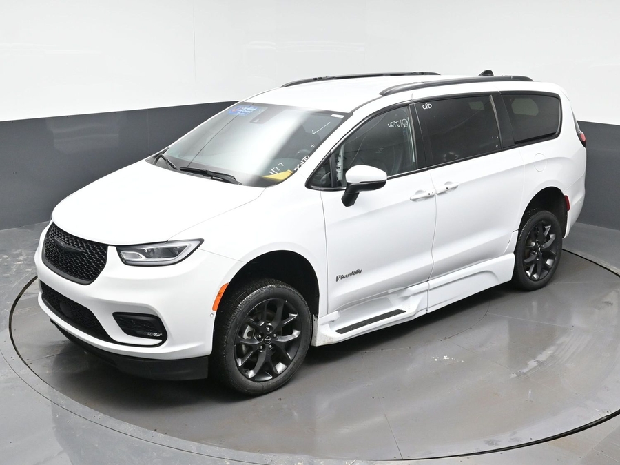 Used 2023 Chrysler Pacifica Touring L - BraunAbility Side Entry Entry Fold Out Automatic Ramp