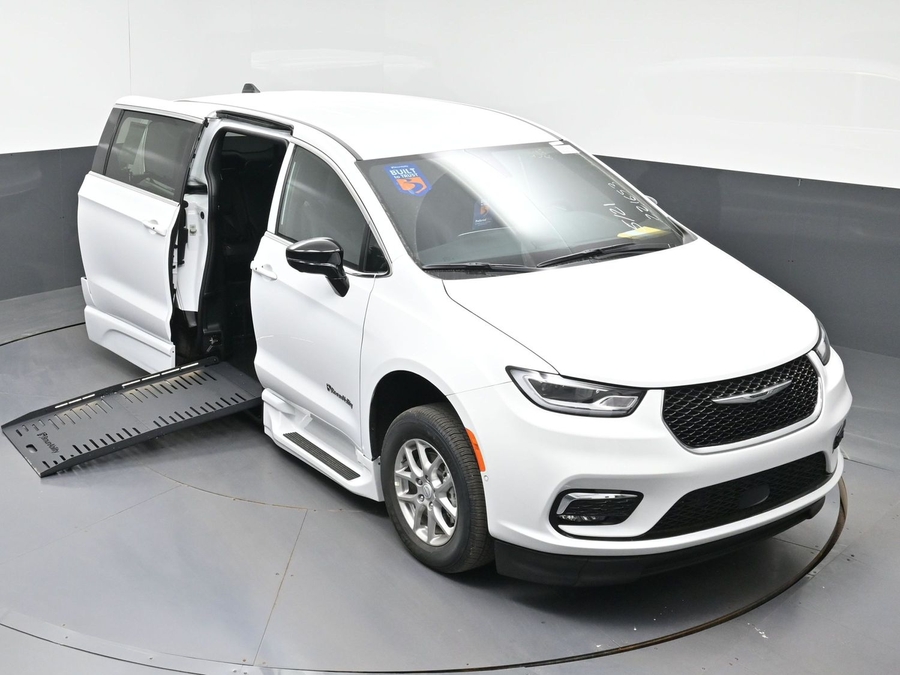 New 2026 Chrysler Pacifica Select Safety - BraunAbility Side Entry Entry Fold Out Automatic Ramp