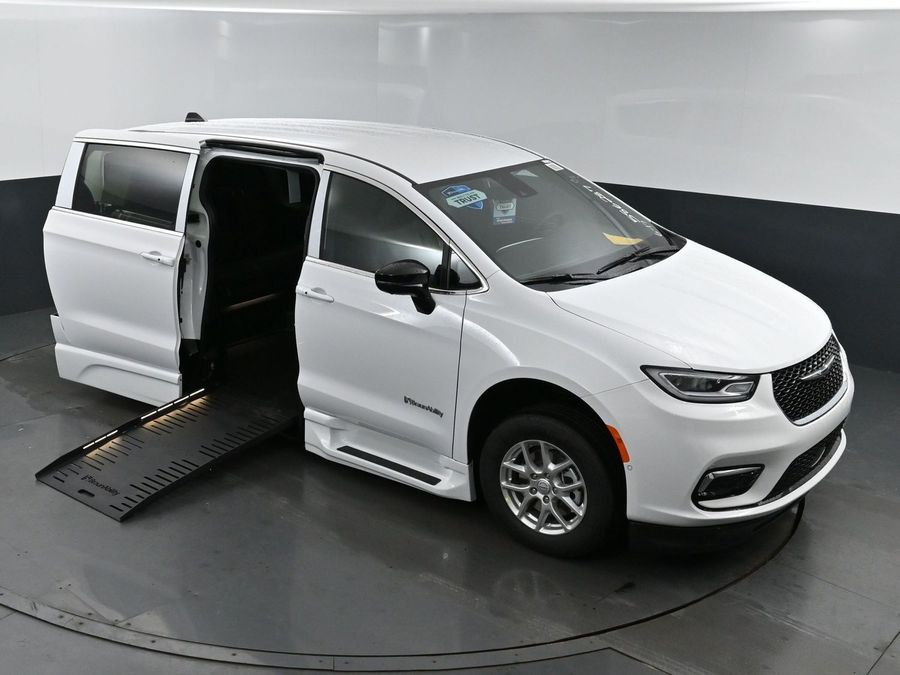 New 2025 Chrysler Pacifica Select Safety - BraunAbility Side Entry Entry Fold Out Automatic Ramp