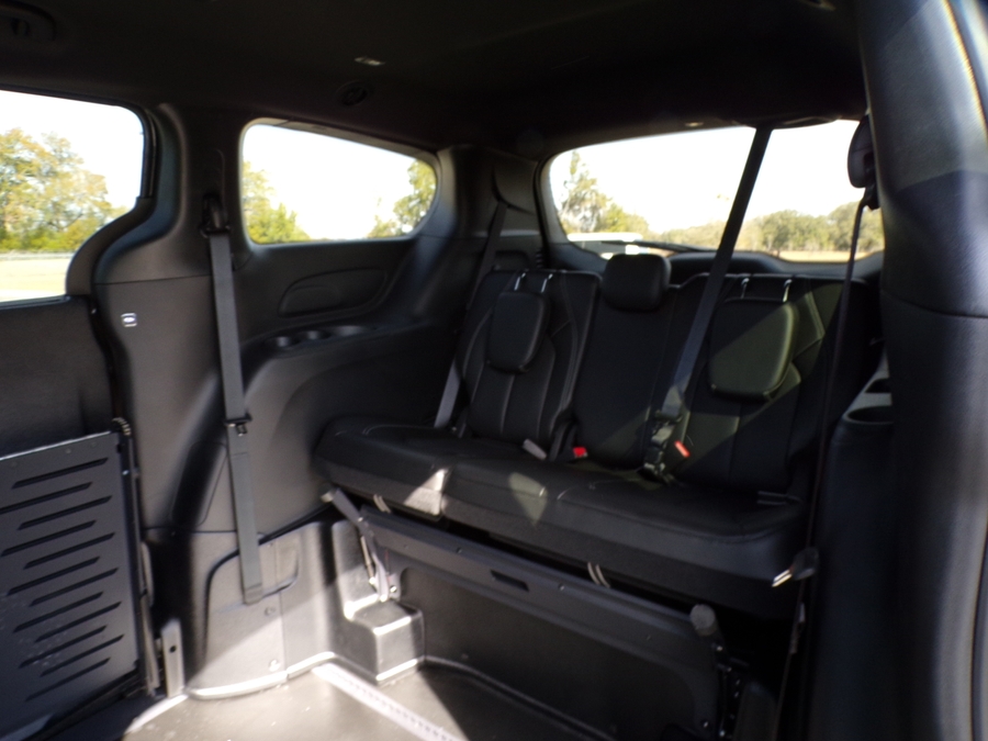 Black Chrysler Pacifica image number 41