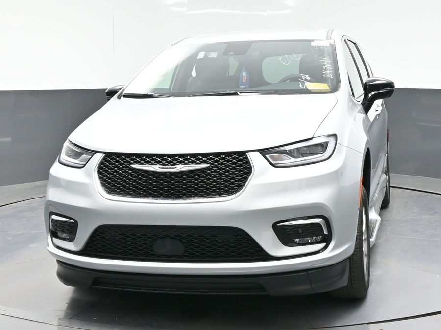 Silver Chrysler Pacifica image number 14