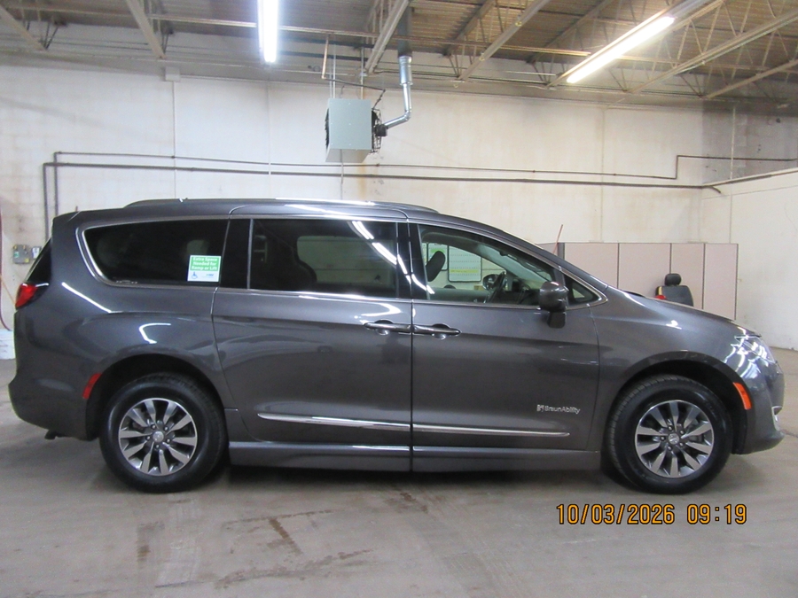 Grey Chrysler Pacifica image number 31