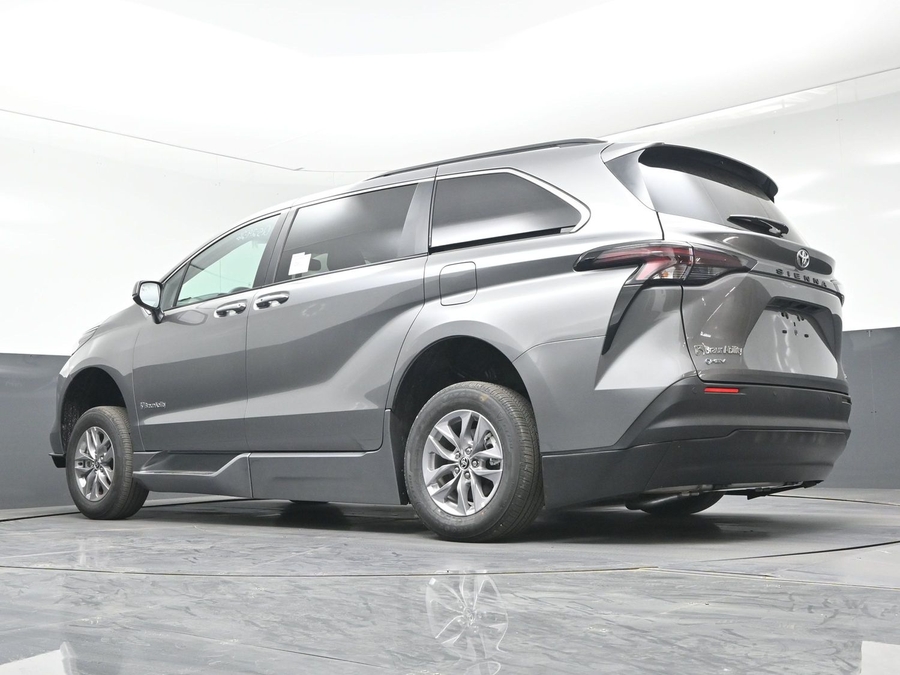 New 2026 Toyota Sienna Hybrid XLE Base - BraunAbility Side Entry In Floor Automatic Ramp