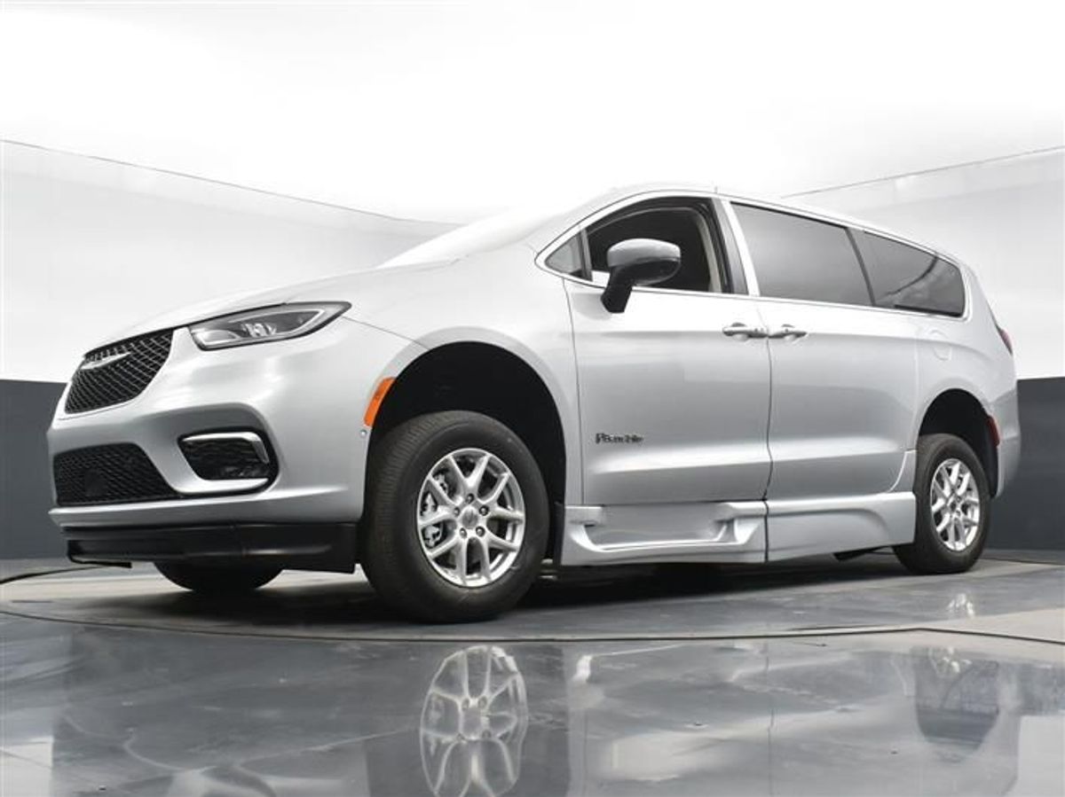 Silver Chrysler Pacifica image number 17