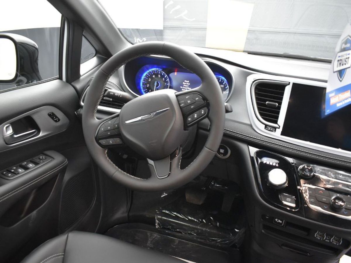 2024 Chrysler Pacifica Touring L - Photo 9