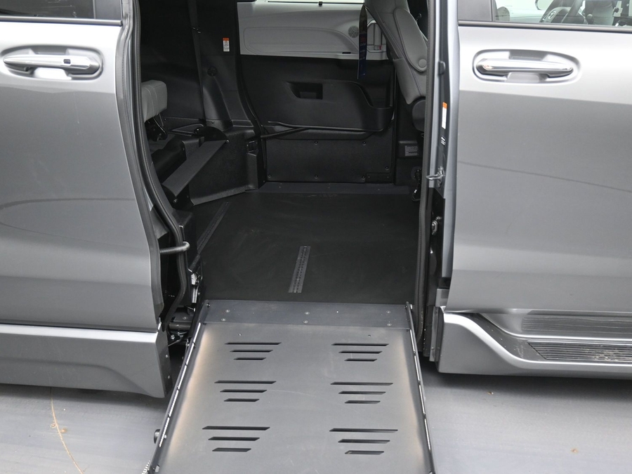 Grey Toyota Sienna image number 10