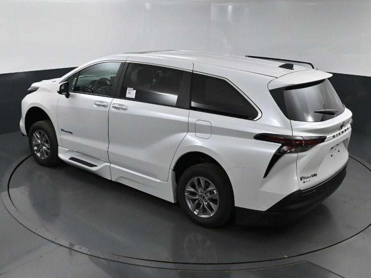2025 TOYOTA SIENNA - Image 24