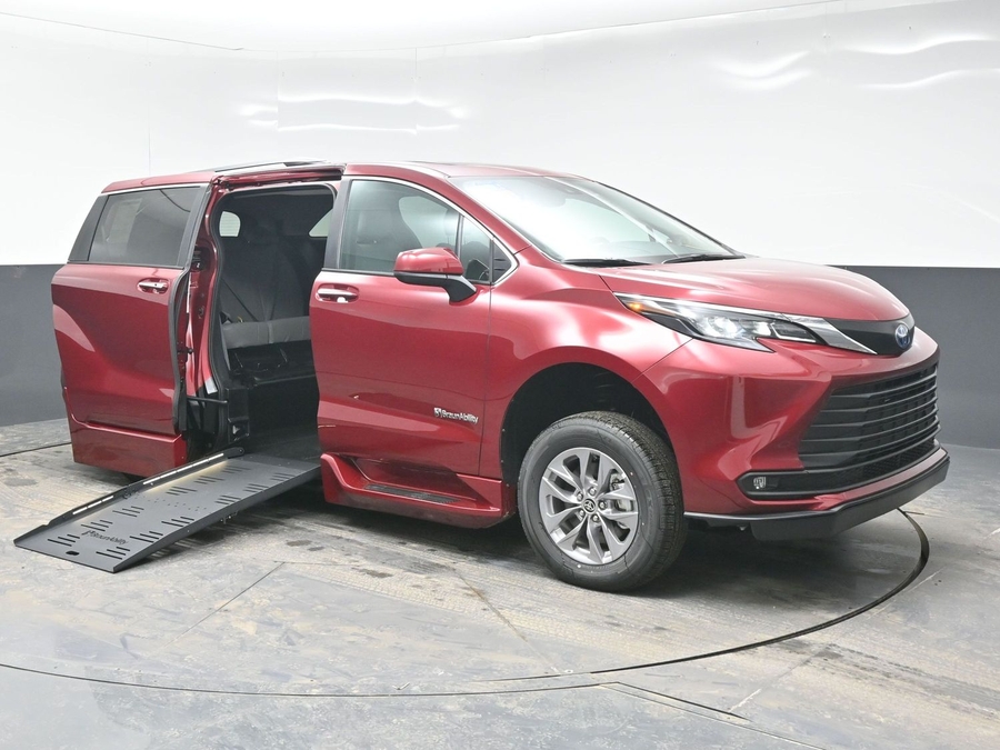 New 2025 Toyota Sienna Hybrid XLE Plus - BraunAbility Side Entry Entry Fold Out Automatic Ramp