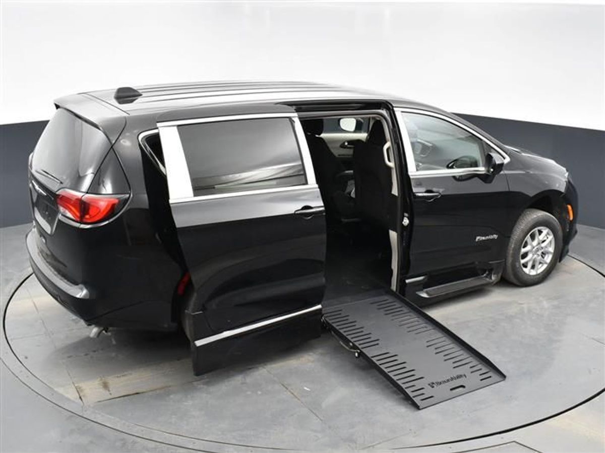 Black Chrysler Voyager image number 5