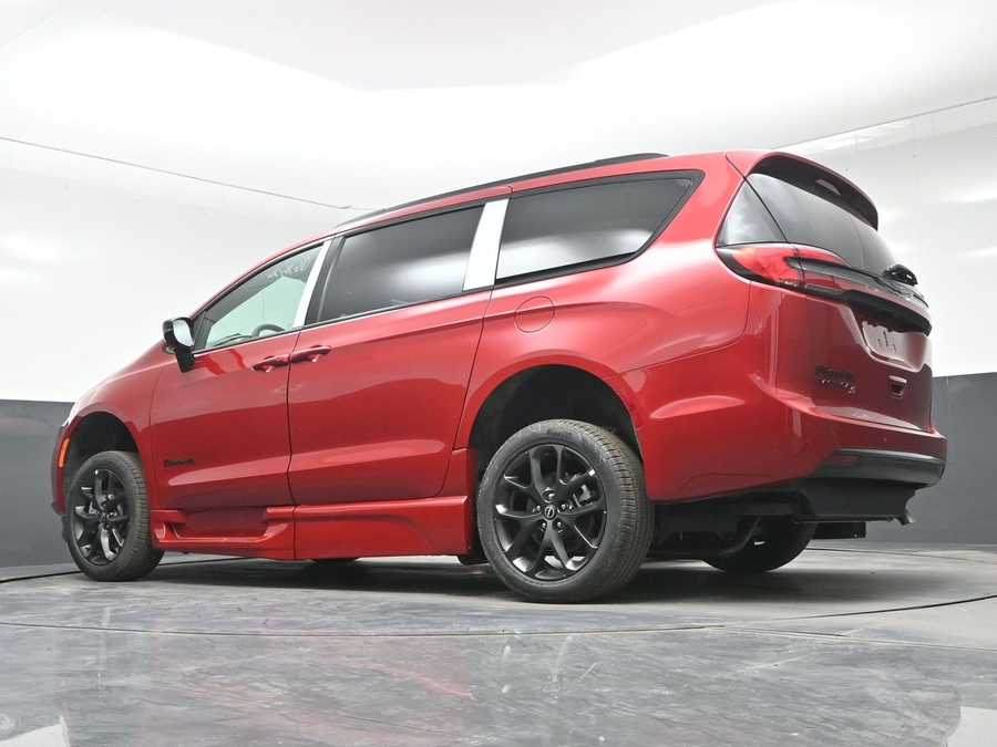 Red Chrysler Pacifica image number 19