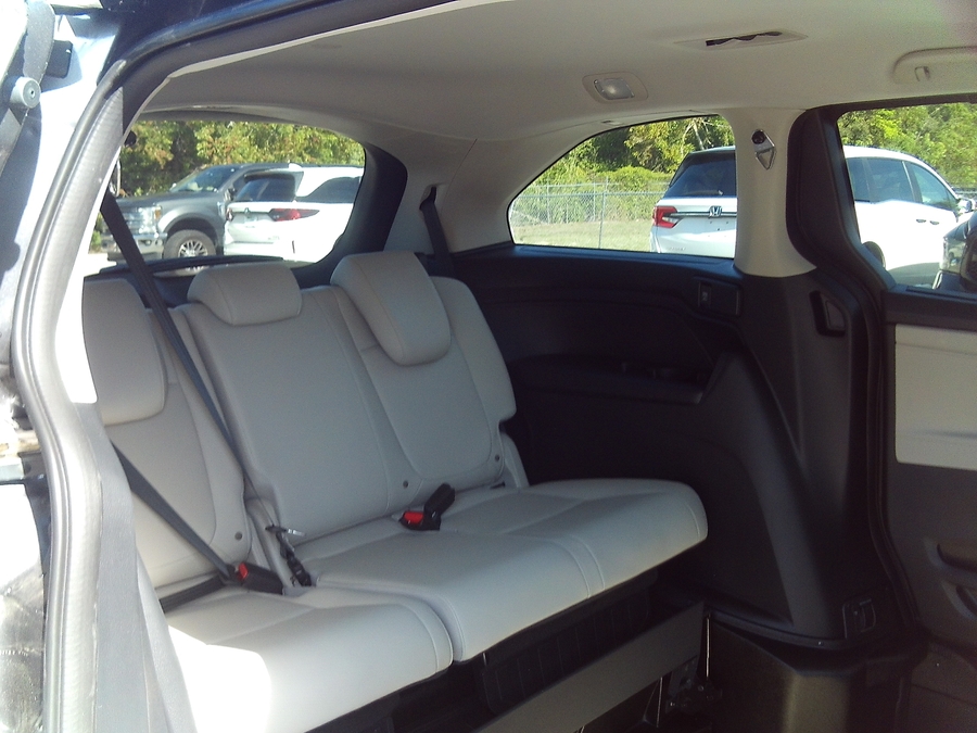 Grey Honda Odyssey image number 17
