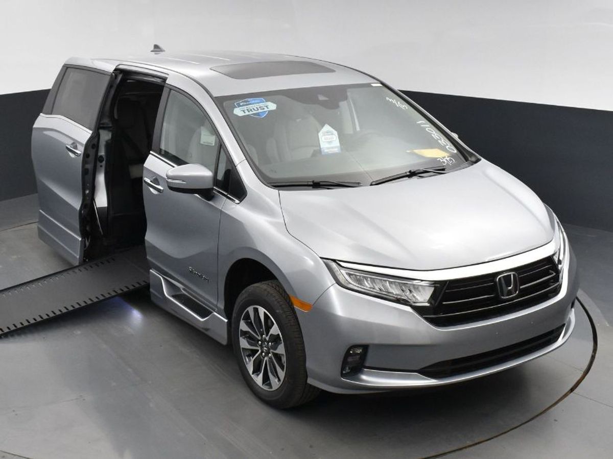 Silver Honda Odyssey image number 13