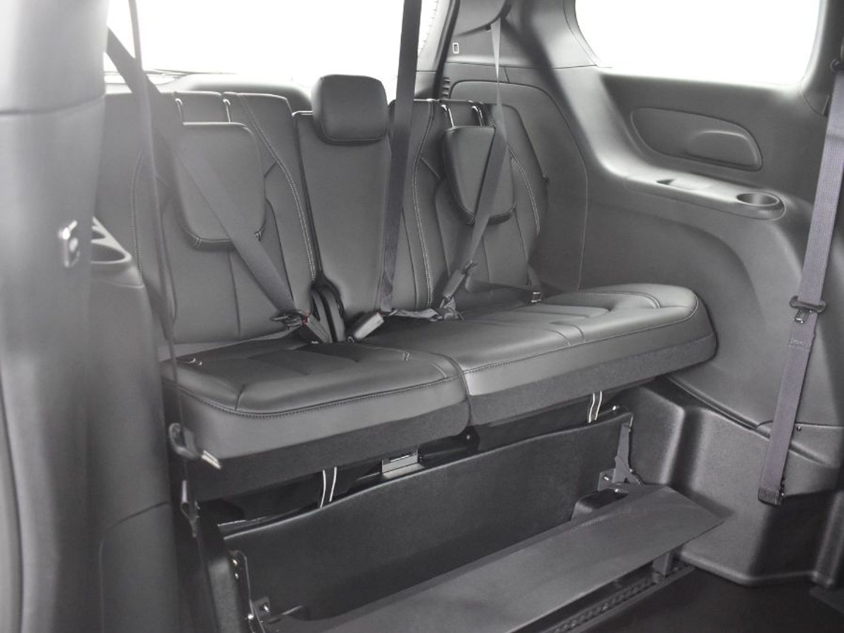 Black Chrysler Pacifica image number 11