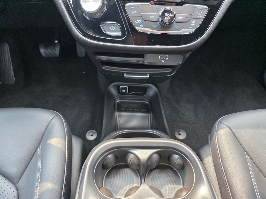White Chrysler Voyager image number 12