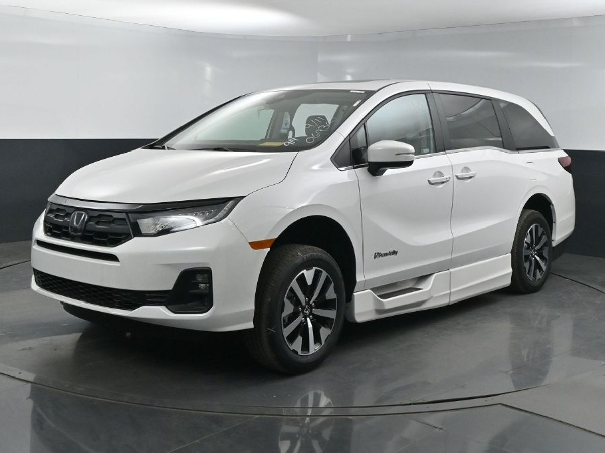 White Honda Odyssey image number 2