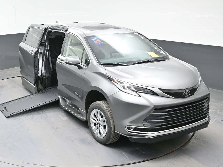 New 2026 Toyota Sienna Hybrid Limited - BraunAbility Side Entry Entry In Floor Automatic Ramp