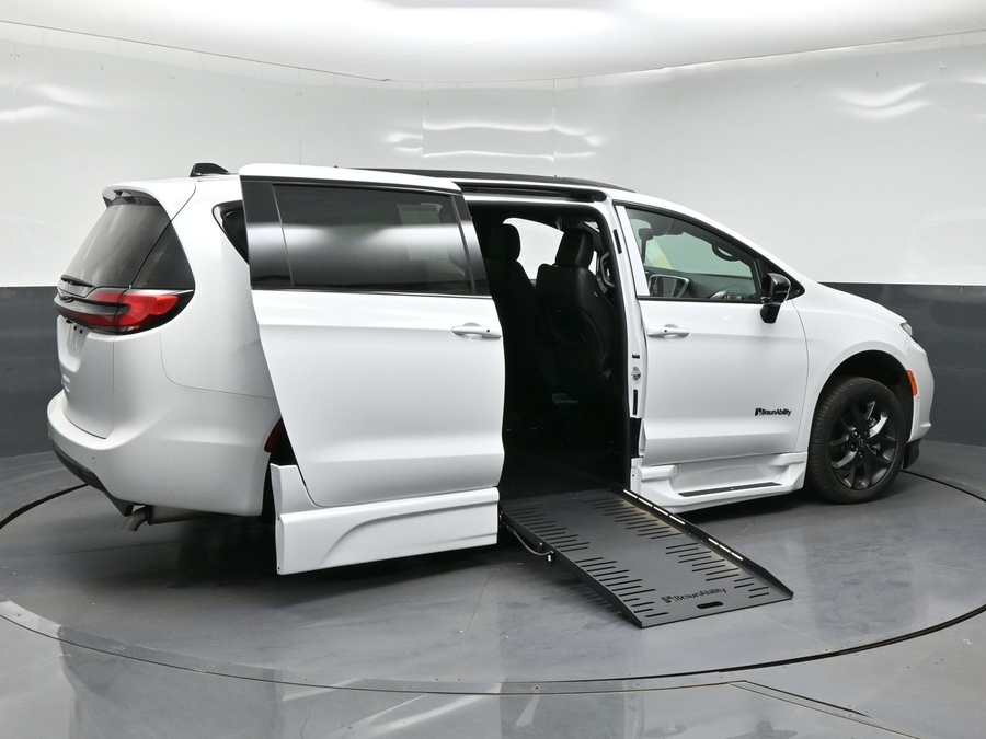 New 2026 Chrysler Pacifica Select Sport - BraunAbility Side Entry Fold Out Automatic Ramp