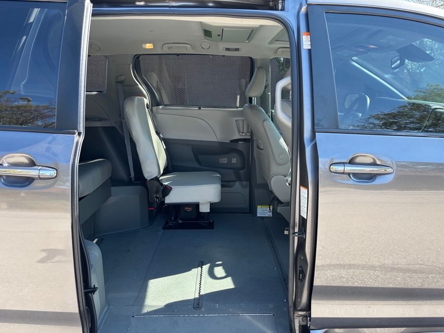 Used 2018 Toyota Sienna XLE - VMI Side Entry Entry In Floor Manual Ramp