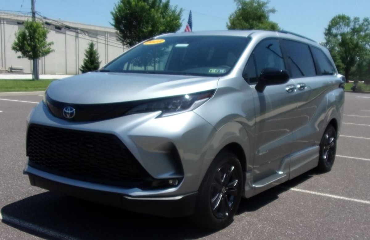 Silver Toyota Sienna image number 2